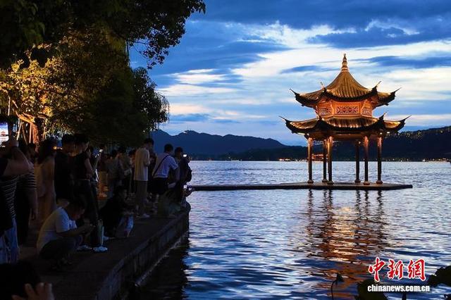 杭州西湖夏日美景吸引游客打卡