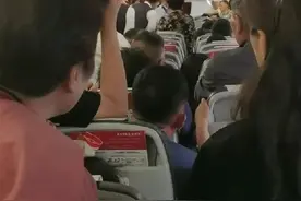 女子躺座椅致航班延误两小时？“或危及航空安全”图片