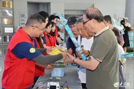 “规范使用地图  一点都不能错” 青岛市自然资源和规划局举办2024年测绘法宣传日暨国家版图意识宣传周活动图片