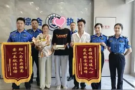 杭州初中生摆摊卖花，城管还帮忙吆喝！后续来了图片