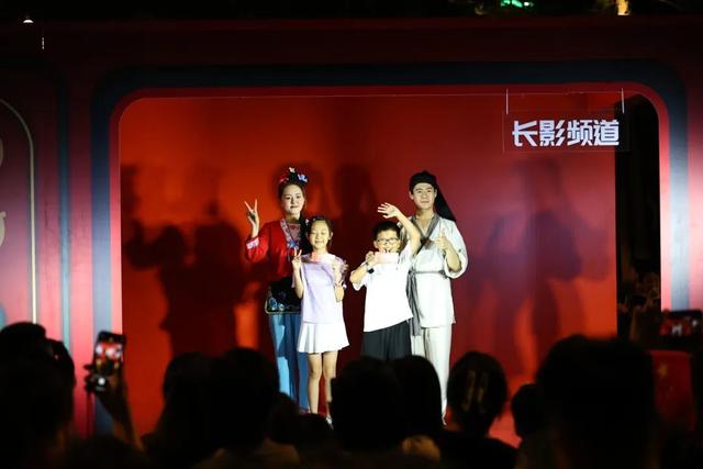 这周末的新民大街又有惊喜！走，去打卡董宇辉同款！