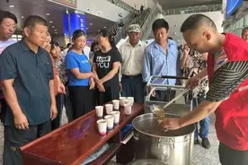 暴雨“留客”！哈密：别慌，食宿免费！图片