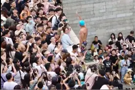 “天津大爷没空跳水了”上热搜，最新画面公布，网红也来了图片