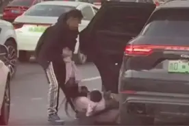 快评丨车流中将抱娃妻子拖出保时捷，道歉和解不是家暴事件终点图片
