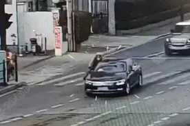 事发上海！轿车突然加速过弯带倒骑车人！因一个关键因素没出大事图片