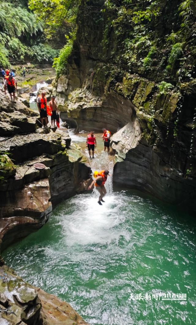 跳进19℃的夏天！贵州这座峡谷靠“悬崖跳水”火出圈