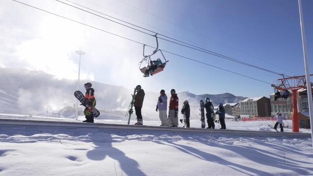 “冷资源”点燃“热经济” 多地冰雪活动精彩纷呈