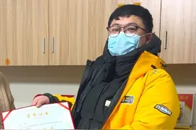 北京外卖小哥遇团伙盗窃电缆果断报警，美团：已授予“先锋骑手”现金奖励图片