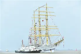 印尼海军“毕玛苏吉”号风帆训练舰访问上海图片