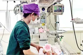 接到“呼救” 青岛妇儿医院2025 年首例危重新生儿成功转运图片