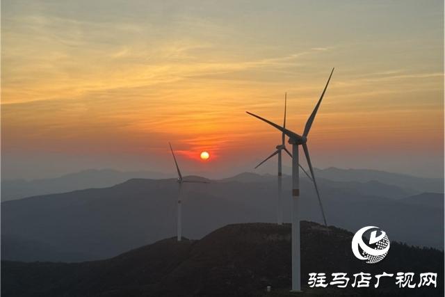 登顶“驻马店屋脊” 邂逅最美日出云海