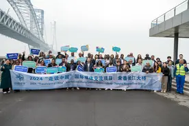 32国外媒记者打卡常泰长江大桥：“无可比拟”“独树一帜”图片
