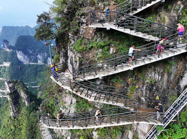 #（体育）2025“冲顶天门”全国登山挑战赛（张家界天门山站）开赛