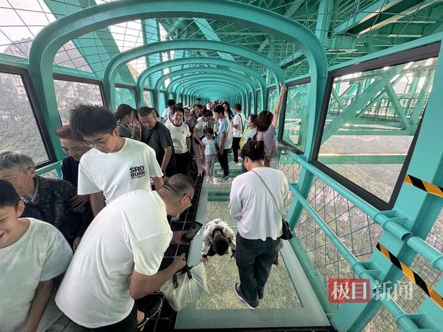 实探贵州花江峡谷600米高廊桥：恐高游客直呼“好吓人”，有人4分钟走完高空钢丝