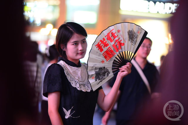 “双节”假期解放碑人潮涌动，洪崖洞十八梯成打卡顶流