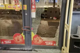 凌晨，两名男子锤击、脚踹破门！汉阳一超市遭窃贼“光顾”，警方已介入图片