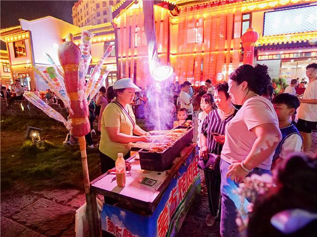 避暑纳凉贵州行 | 铜仁五显庙文旅街区：“潮玩+”重构传统 新地标“破圈”消费