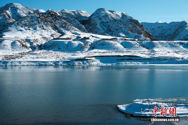 银装素裹！冰蓝湖水邂逅洁白雪峰
