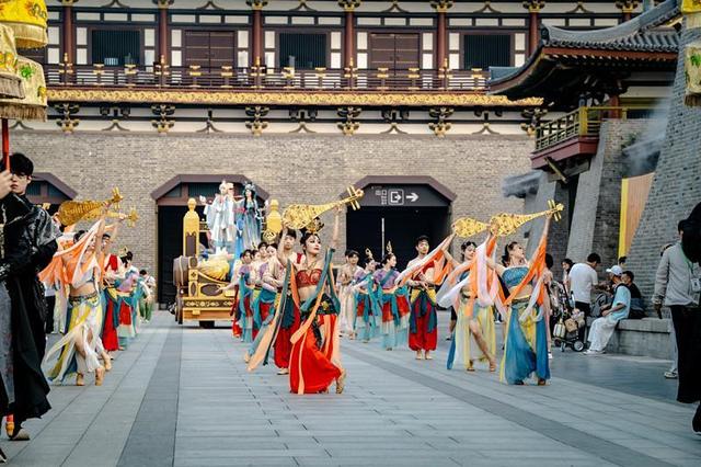 文旅大V探访夜游标杆唐城，国风电音泼水节引爆万人狂欢