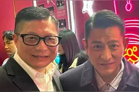 邓炳强晒与刘德华合照：粉丝遇见偶像！兴奋心情难以形容图片