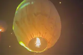 美好生活在云南｜澜沧江边万人同放孔明灯图片