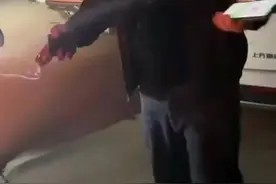 手机落出租车上，给了2000元报酬才要回……图片