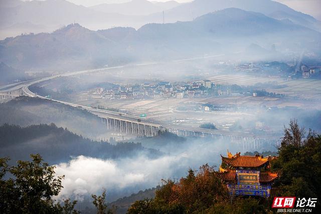 薄雾萦绕：靖州苗侗风情在雾霭中“灵动定格”