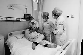 一线护理员，千呼万唤也“招”不来人图片