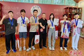 浙江武义：两岸武术少年切磋会友图片