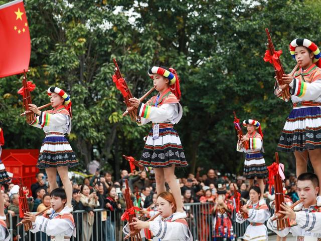 万名游客赴雷山过苗年