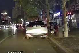 男子查看行车记录仪，意外发现自己的搞笑瞬间，网友:这藕盒得有多好吃图片