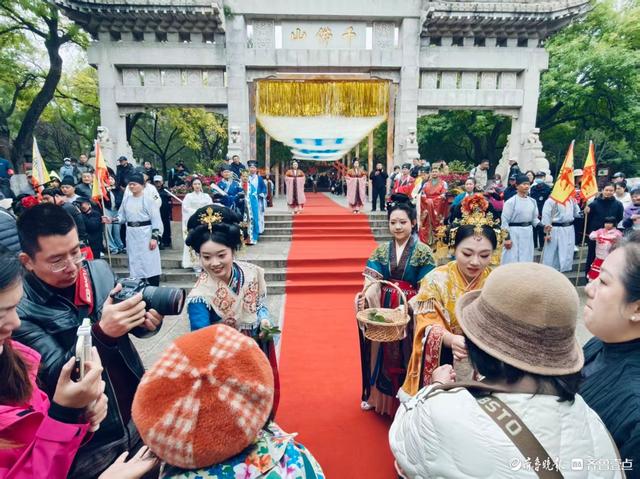 来济南千佛山，热热闹闹赶庙会