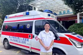 【视频】女子情绪激动欲跳桥，救护车司机假扮路人智营救图片