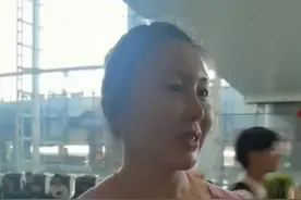 奥运冠军丁欣怡返渝，妈妈接机带来玩偶爸爸准备了辣子鸡图片