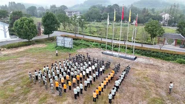 青绿执笔千万卷，颂礼山河一片心——湄公河旅游举行升旗仪式共庆祖国华诞