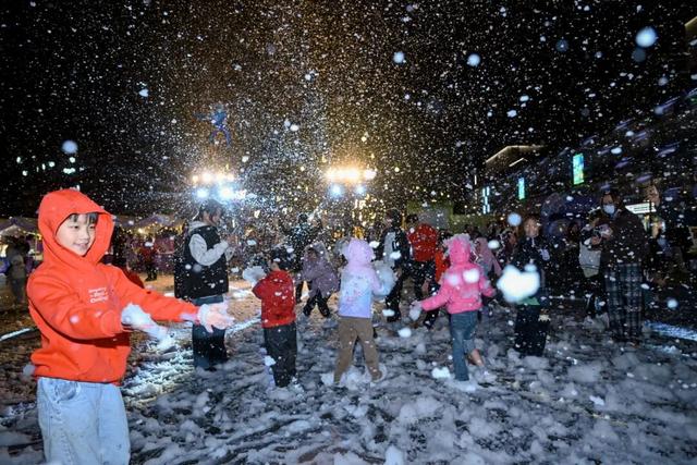 “烟花”、市集、音乐会…松山湖悠兰里周年庆点燃这个冬日！