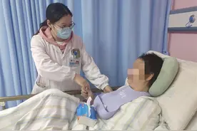 七旬婆婆脑梗偏瘫，康复治疗帮她实现生活自理图片