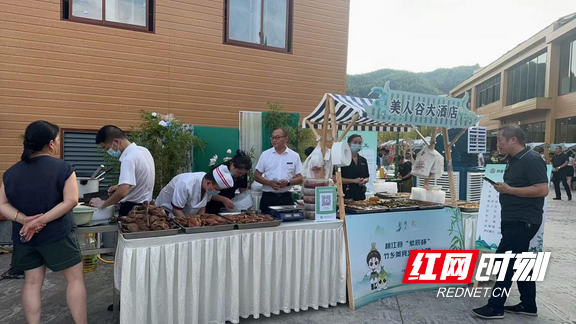 桃花江竹海景区推出暑期盛宴，千人露天KTV、免费畅饮打造乡村文旅新体验