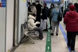 雪天摔伤患者增加  北京积水潭医院医生提示：摔伤后如有明显痛感  一定要及时就医图片