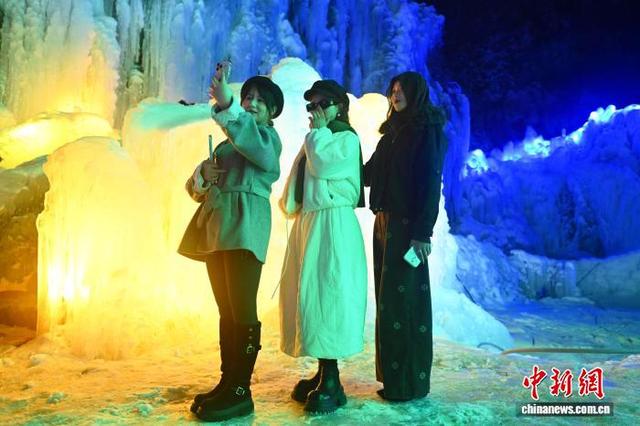 积石山大墩峡景区震后焕新：冰雪盛宴启幕 观冰瀑赏冰灯