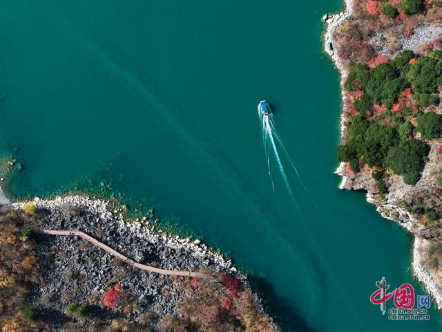 四川茂县松坪沟景区层林尽染 美景如画