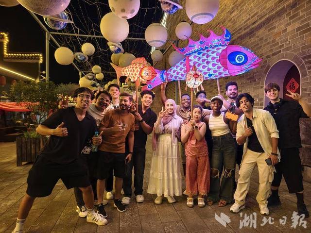 竹山：篝火晚会燃动圣水湖畔