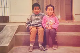 塞上行丨仰面写作的人图片