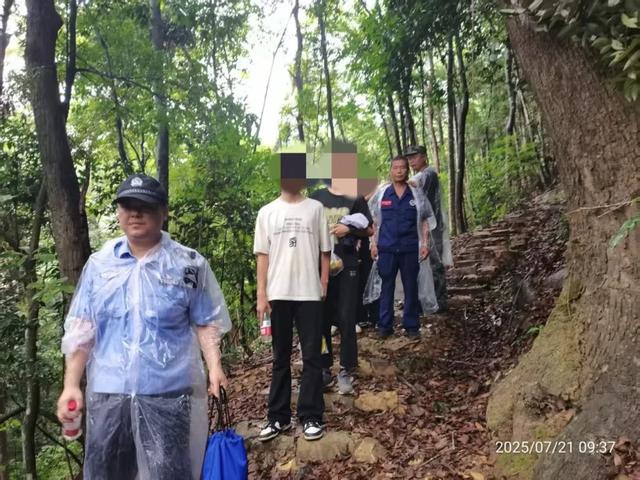顺昌公安：登山遇困雨雾中 “警”急救援解危局