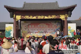 河南开封清明上河园第十三届国际菊花展开幕图片