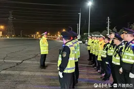 盯梢加带路，超限超载还想溜？济南发动突袭战，围剿“百吨王”图片