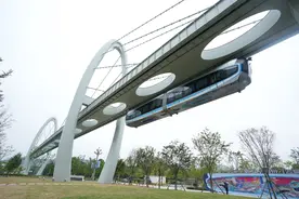 凌空“飞行”！我国首列商用空轨列车投入运营图片