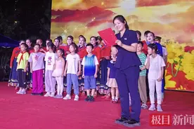 居民站“C位”、社区搭台子、物业暖服务，邻里欢聚庆国庆图片