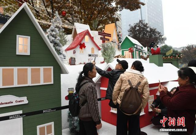 重庆一商圈打造“雪山小镇” 游人邂逅浪漫冬日“雪景”