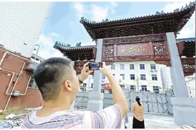 “南巷子”仿古牌坊亮相图片